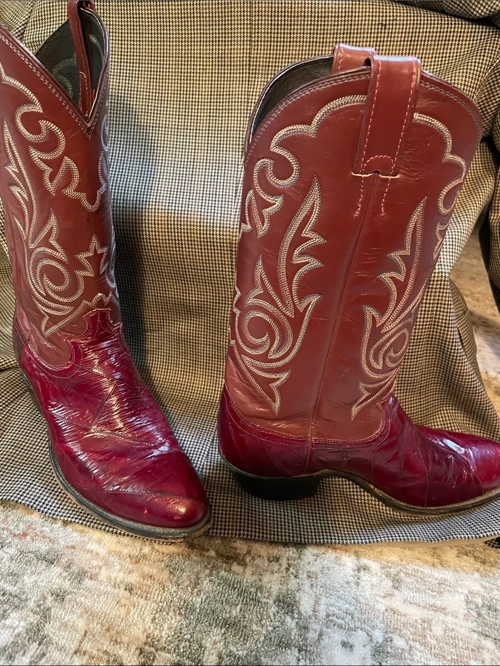 Men’s Eel Skin Burgundy Western Cowboy Boots - Classic Embroidered size 9 D
